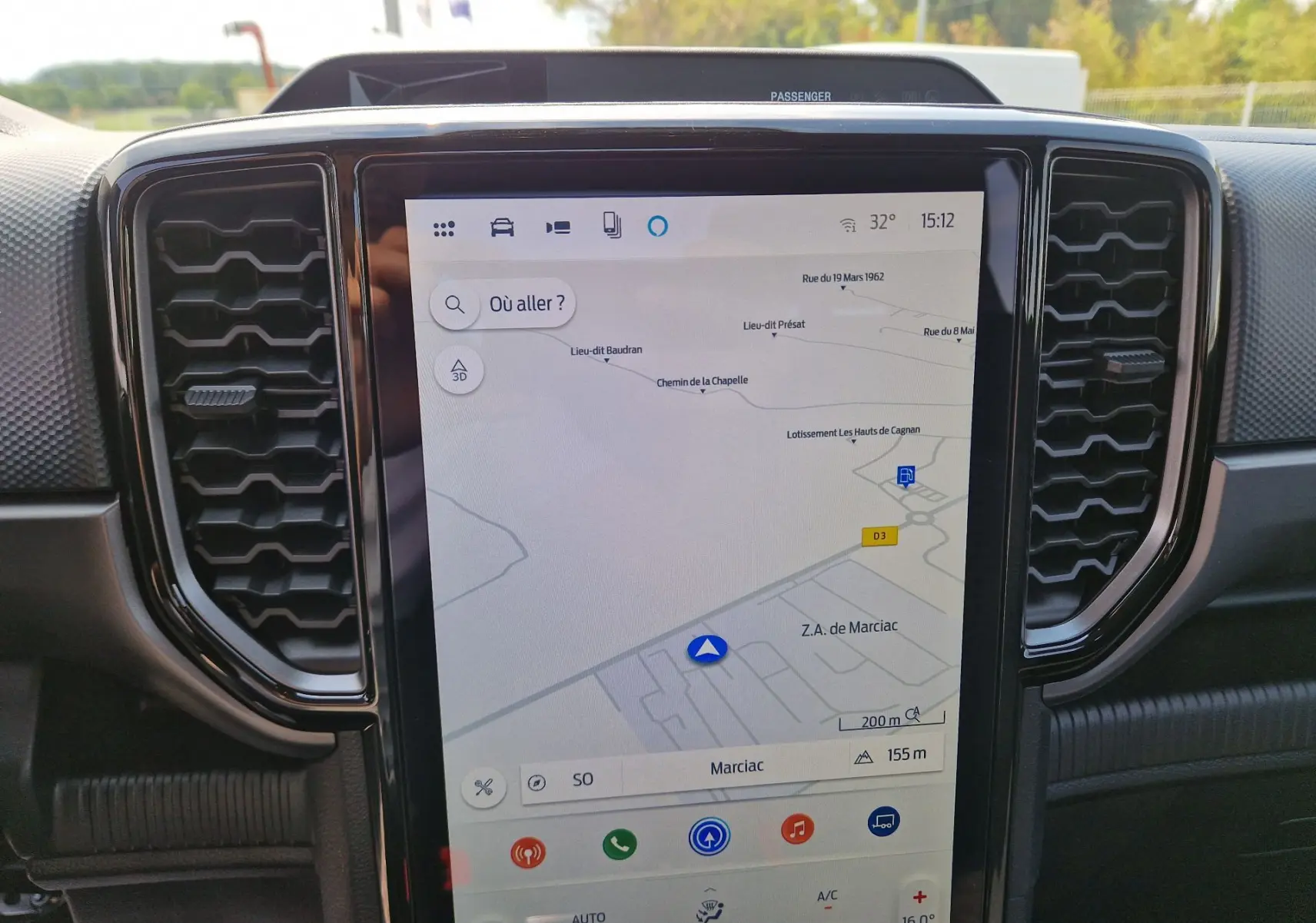 Écran tactile 12,4'' du système Sync 4 avec navigation affichée, entouré de grilles d'aération noires dans l'habitacle.