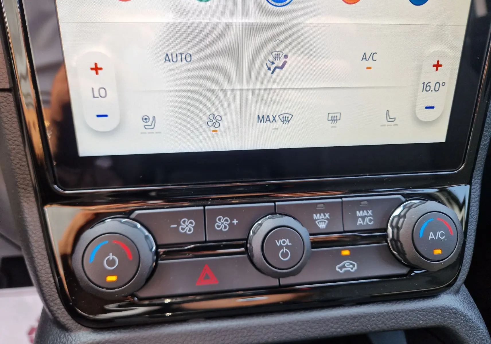 Détail de la console centrale du Ford Ranger Super Cabine 2026, montrant les commandes de climatisation et volume.
