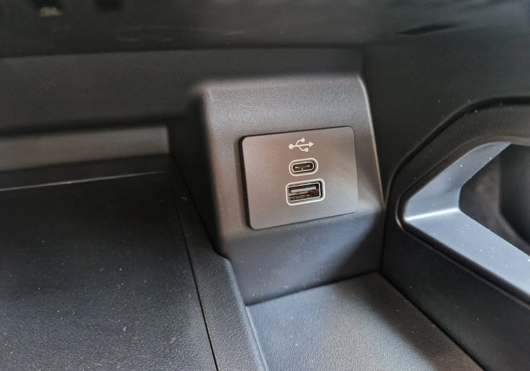Gros plan sur les ports USB-C et USB-A intégrés dans l'habitacle du Ford Ranger Super Cabine gris Iconic.