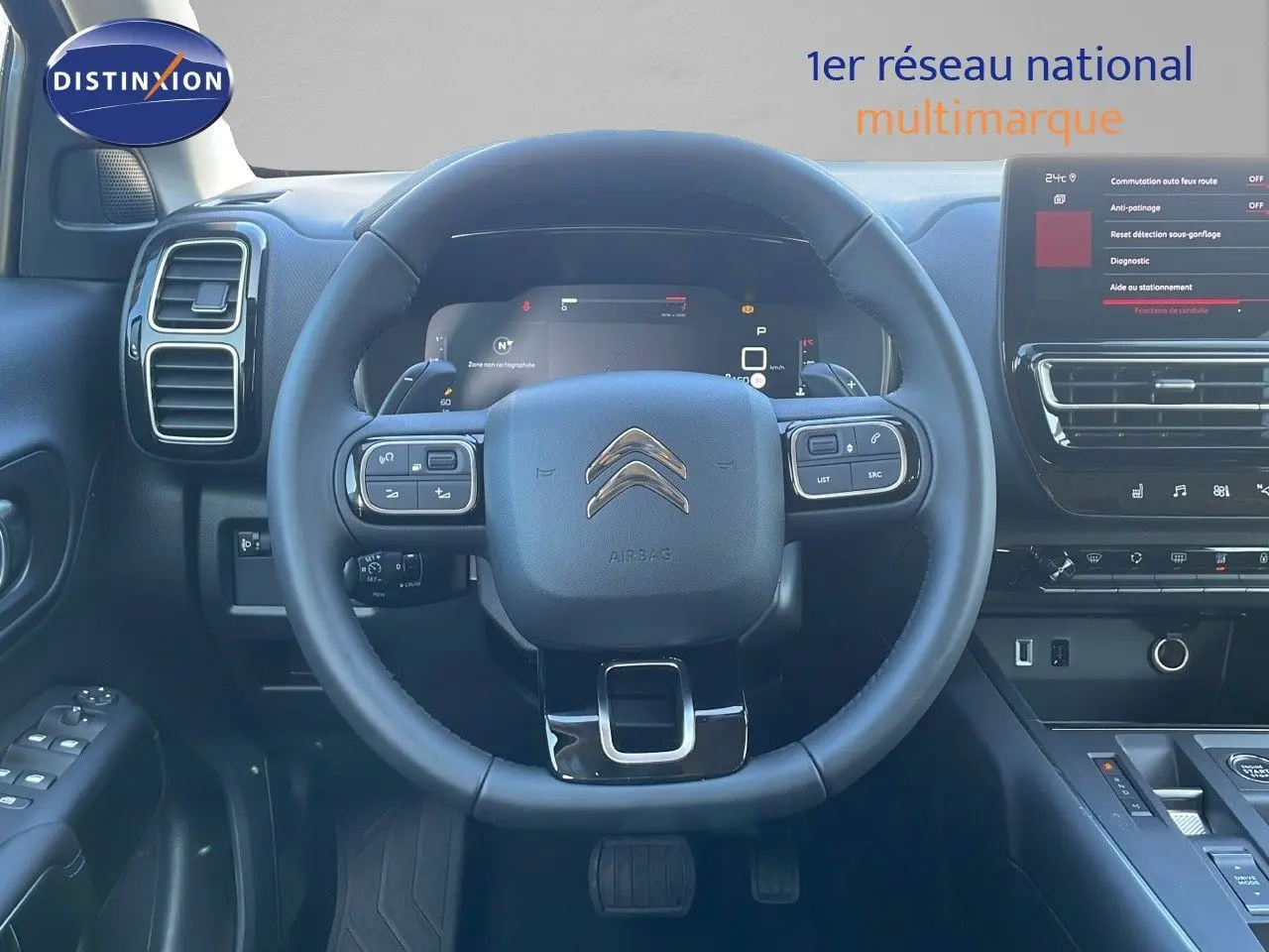 Vue intérieure centrée sur le volant du Citroën C5 Aircross 2025, avec tableau de bord et écran tactile visibles.
