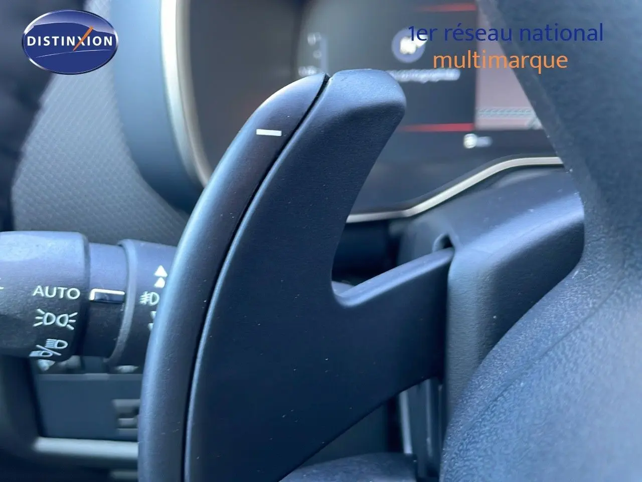 Gros plan sur la palette de changement de vitesse droite du volant du Citroën C5 Aircross gris platinium 2025.