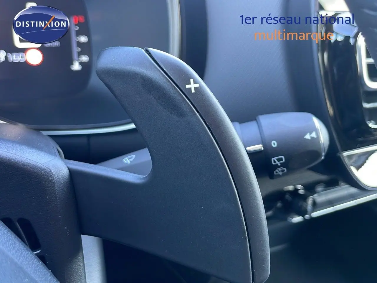 Gros plan sur la palette de changement de vitesse + côté droit du volant du Citroën C5 Aircross gris platinium 2025.