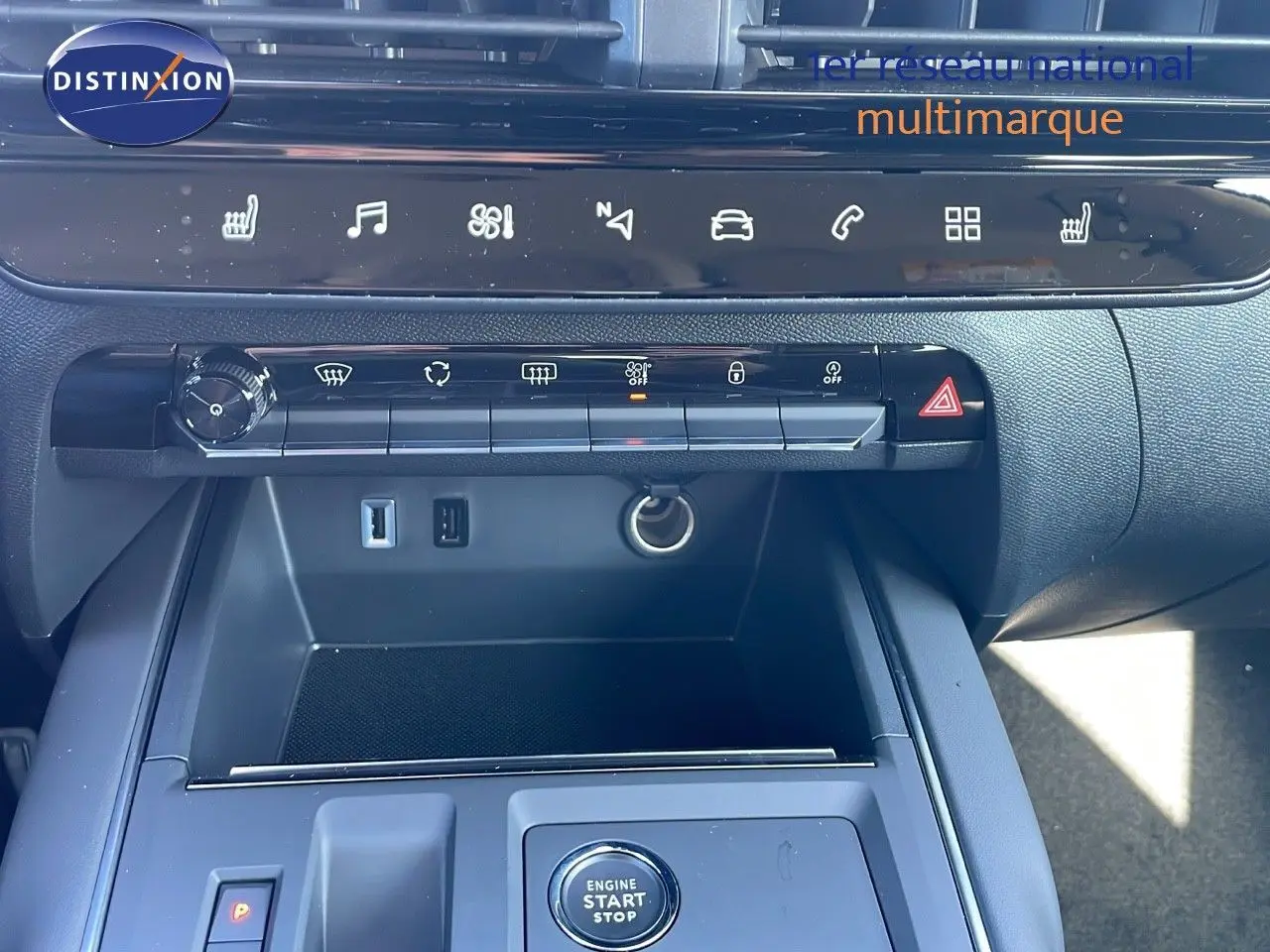 Vue rapprochée de la console centrale du Citroën C5 Aircross gris platinium, avec commandes tactiles et bouton start/stop.