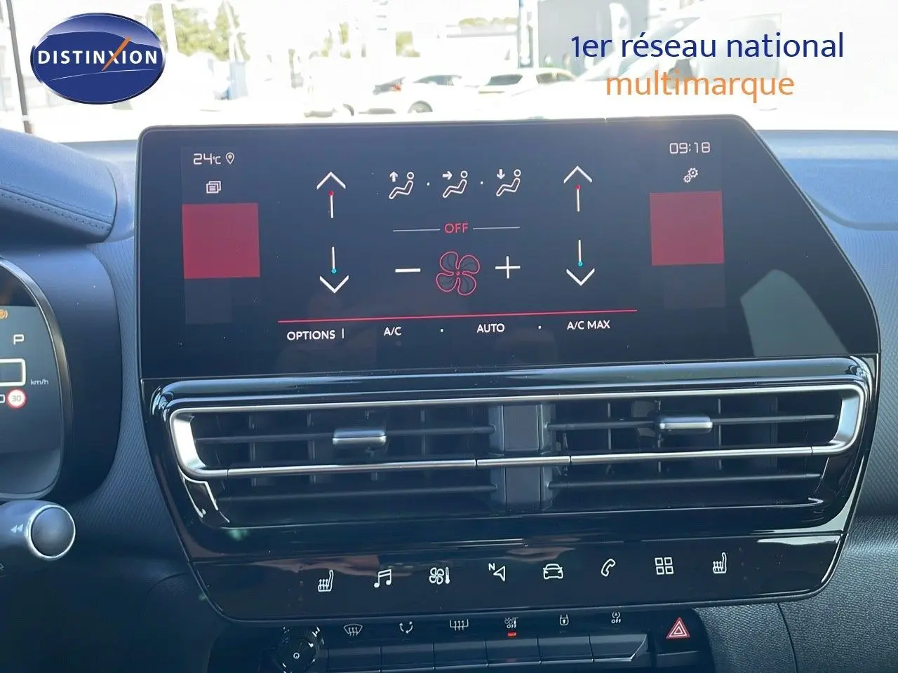 Vue rapprochée de l’écran tactile et des commandes de climatisation du Citroën C5 Aircross gris platinium 2025.