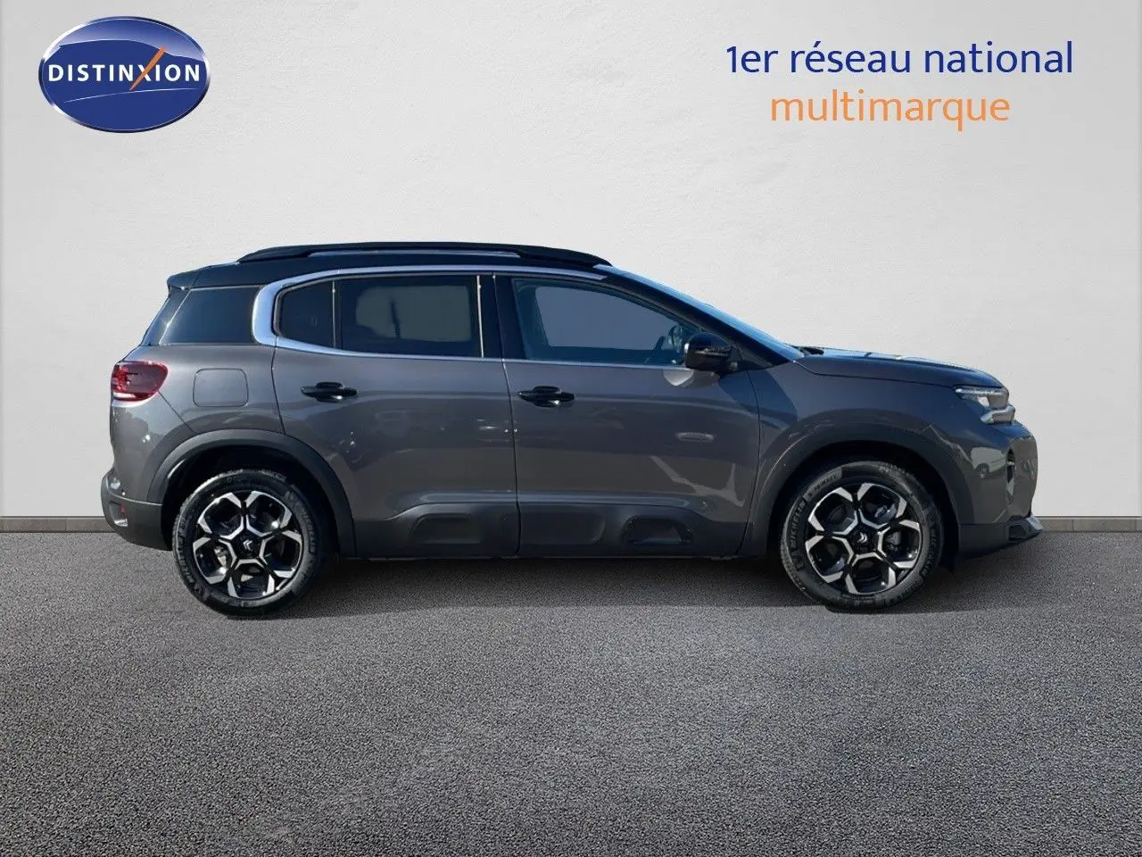 Profil droit du Citroën C5 Aircross 2025 gris platinium métal avec toit noir et jantes biton distinctives.