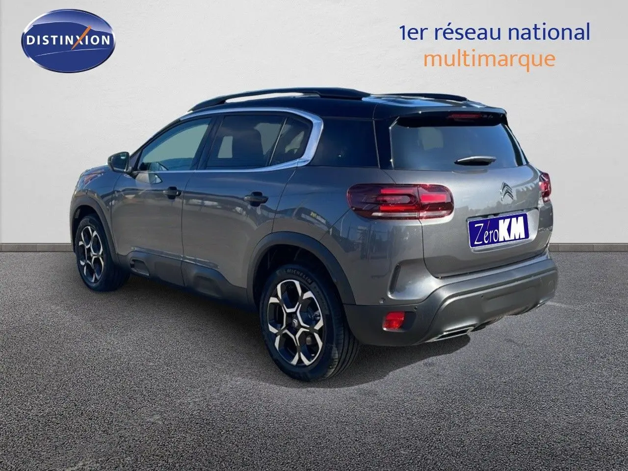 Citroën C5 Aircross gris platinium métal avec toit noir, vue 3/4 arrière côté gauche, jantes bi-ton distinctives.