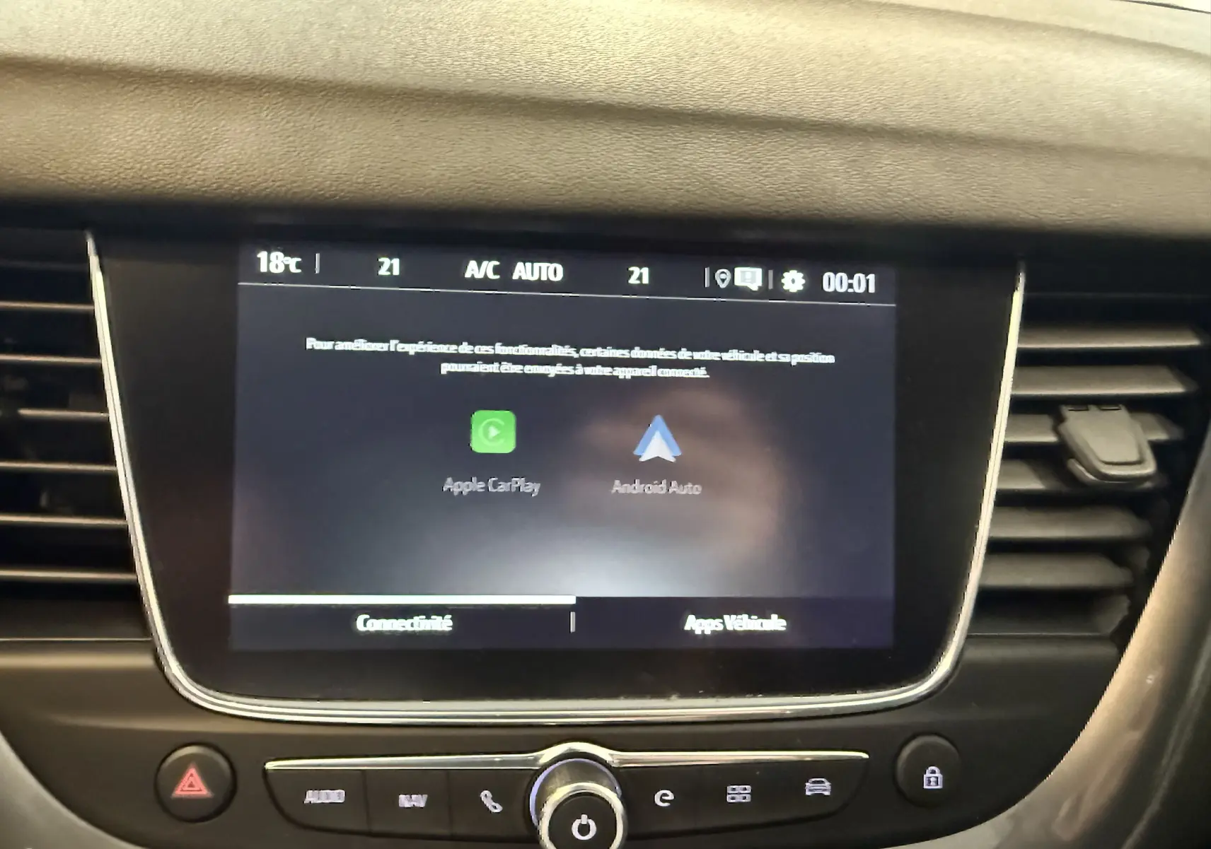 Écran tactile central de l’Opel Grandland X gris Himalaya, affichant Apple CarPlay et Android Auto.
