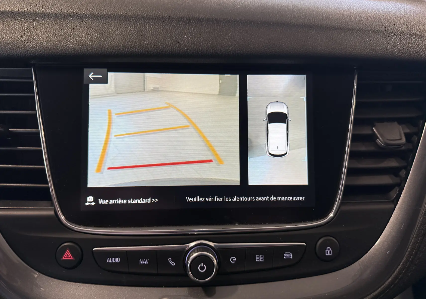 Écran central montrant la caméra de recul et vue 360° du tableau de bord de l'Opel Grandland X gris Himalaya.