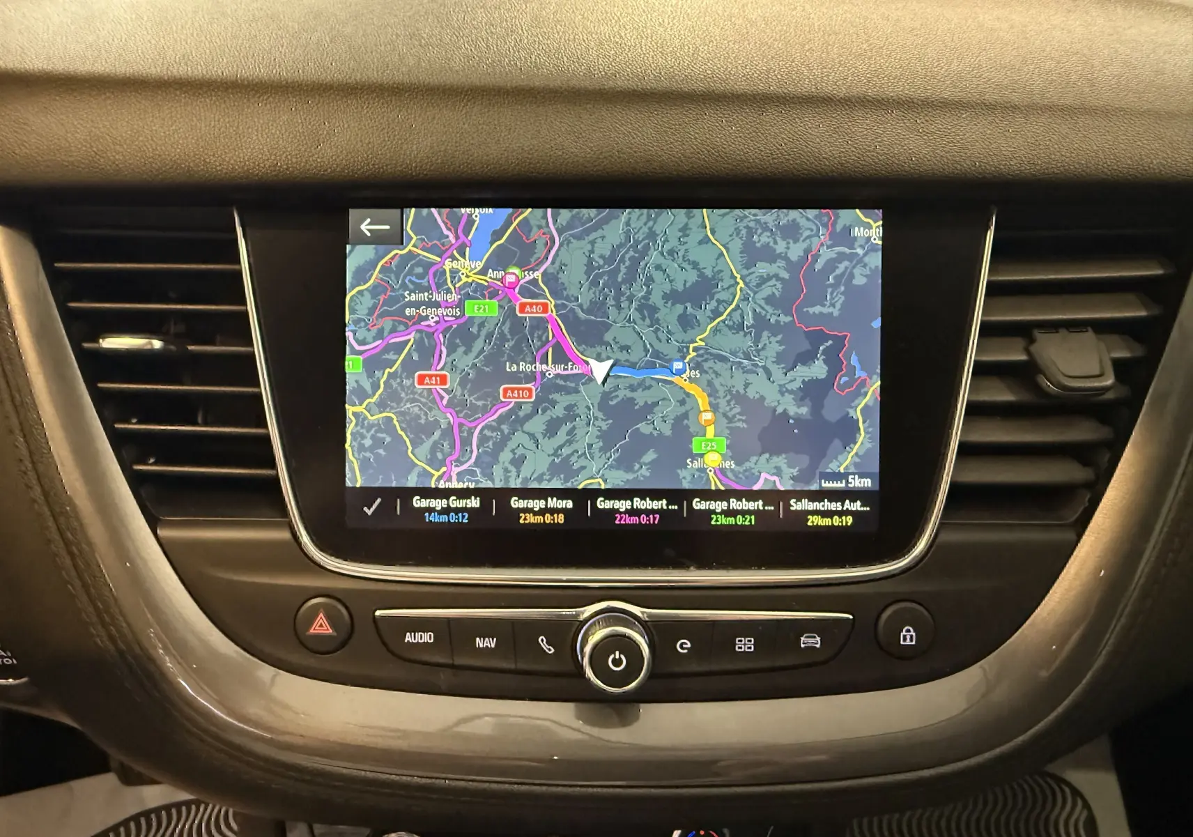 Écran tactile central avec navigation GPS dans l’habitacle noir de l’Opel Grandland X gris Himalaya 2021.