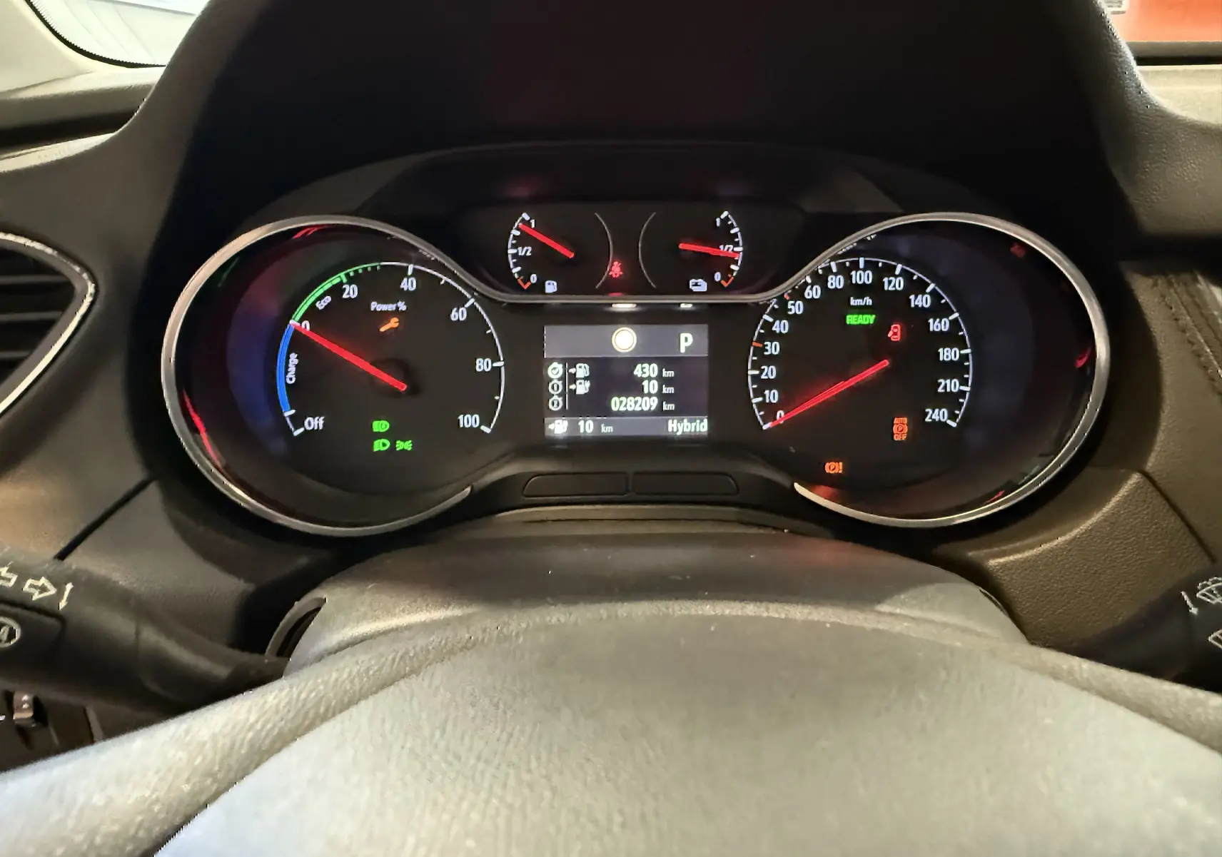 Tableau de bord de l'Opel Grandland X hybride rechargeable, affichage numérique et compteur de vitesse en km/h.