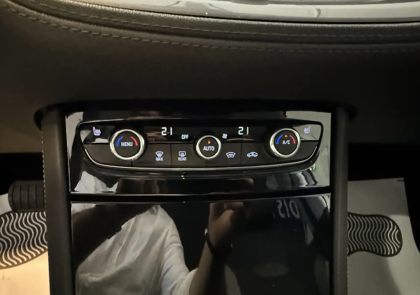 Panneau de commande de la climatisation avec réglages numériques et boutons chauffants dans un Opel Grandland X gris Himalaya.