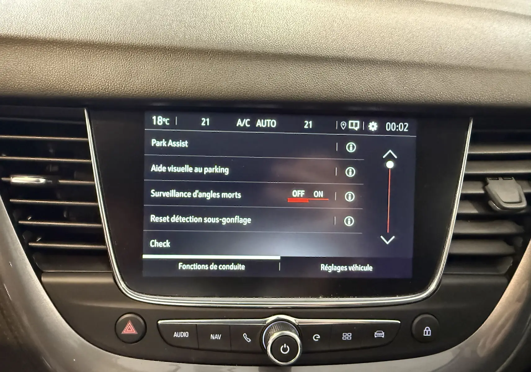 Écran tactile central de l’Opel Grandland X 2021 affichant les réglages d’aide à la conduite, intérieur noir.