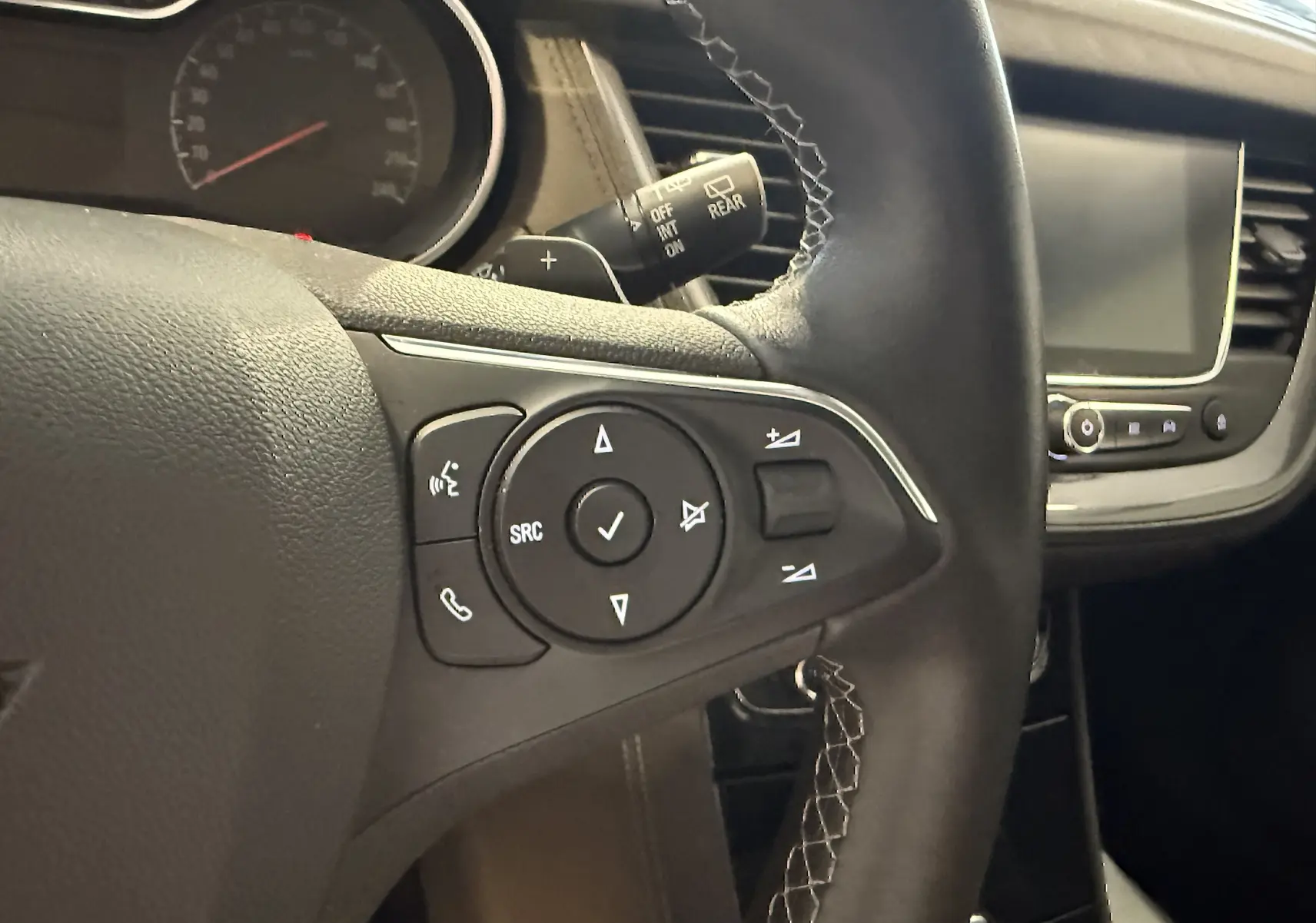 Gros plan sur le volant gauche en cuir avec commandes intégrées et tableau de bord de l'Opel Grandland X 2021.