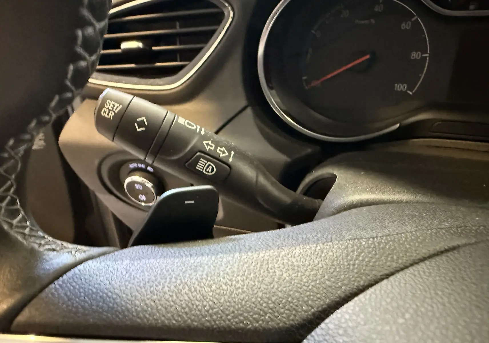 Gros plan sur la manette de clignotant et le volant noir de l'Opel Grandland X hybride rechargeable 2021.