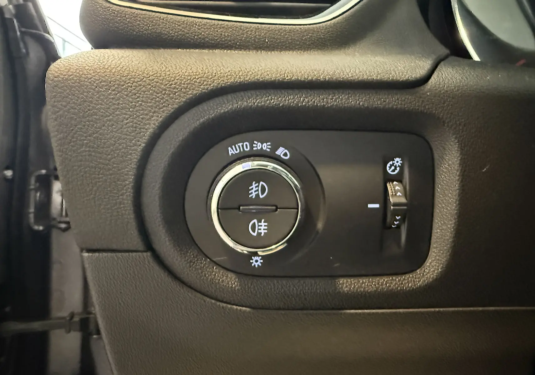 Gros plan sur la commande d'éclairage intérieure du tableau de bord d'un Opel Grandland X gris Himalaya 2021.