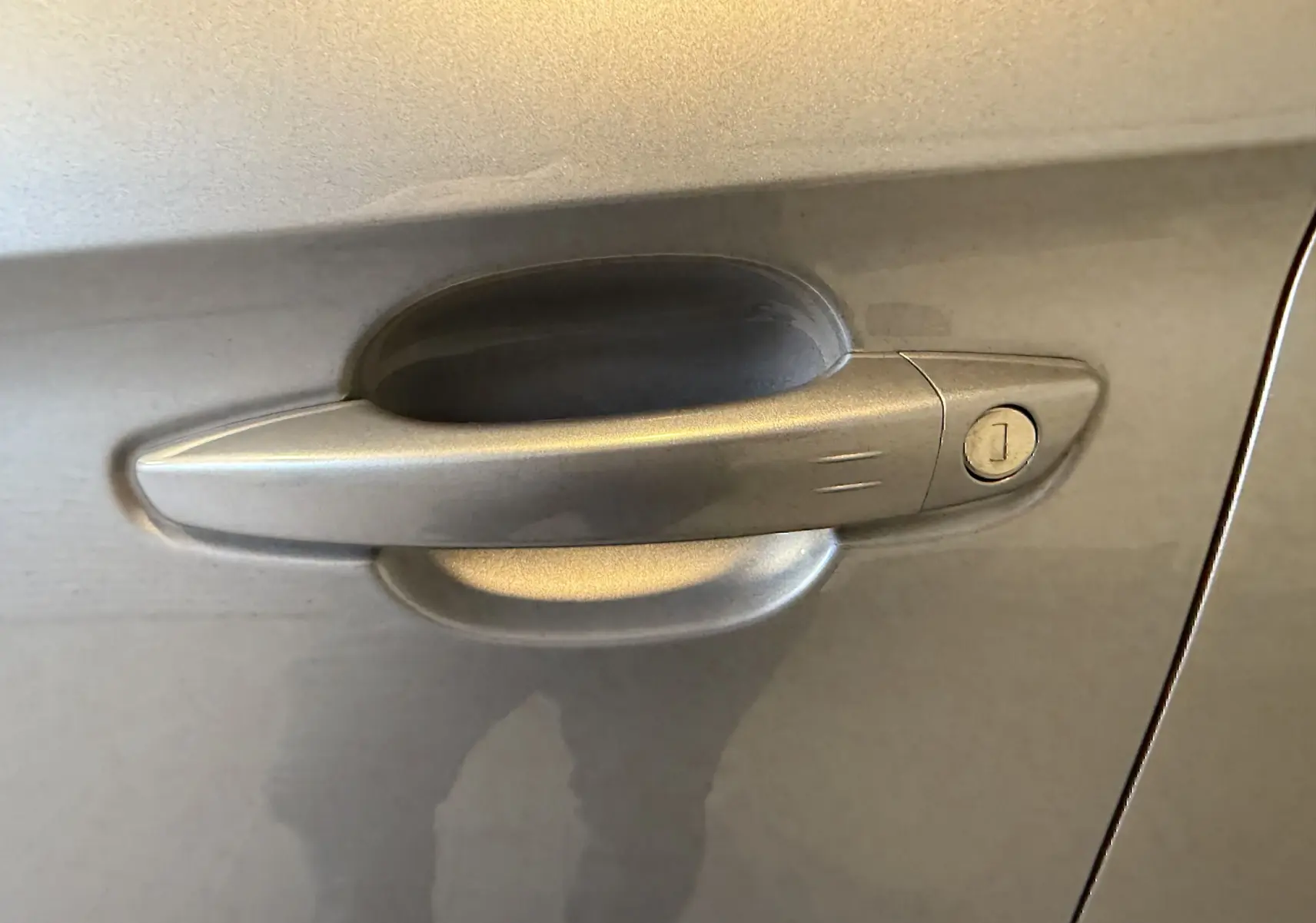 Poignée de porte côté gauche en gros plan sur Opel Grandland X gris Himalaya Metal 2021 hybride rechargeable.