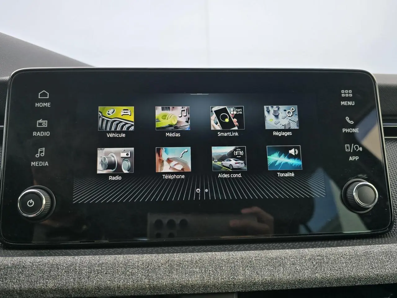 Écran tactile central du Skoda Kamiq 2025 affichant le menu principal des fonctions multimédia et véhicule.