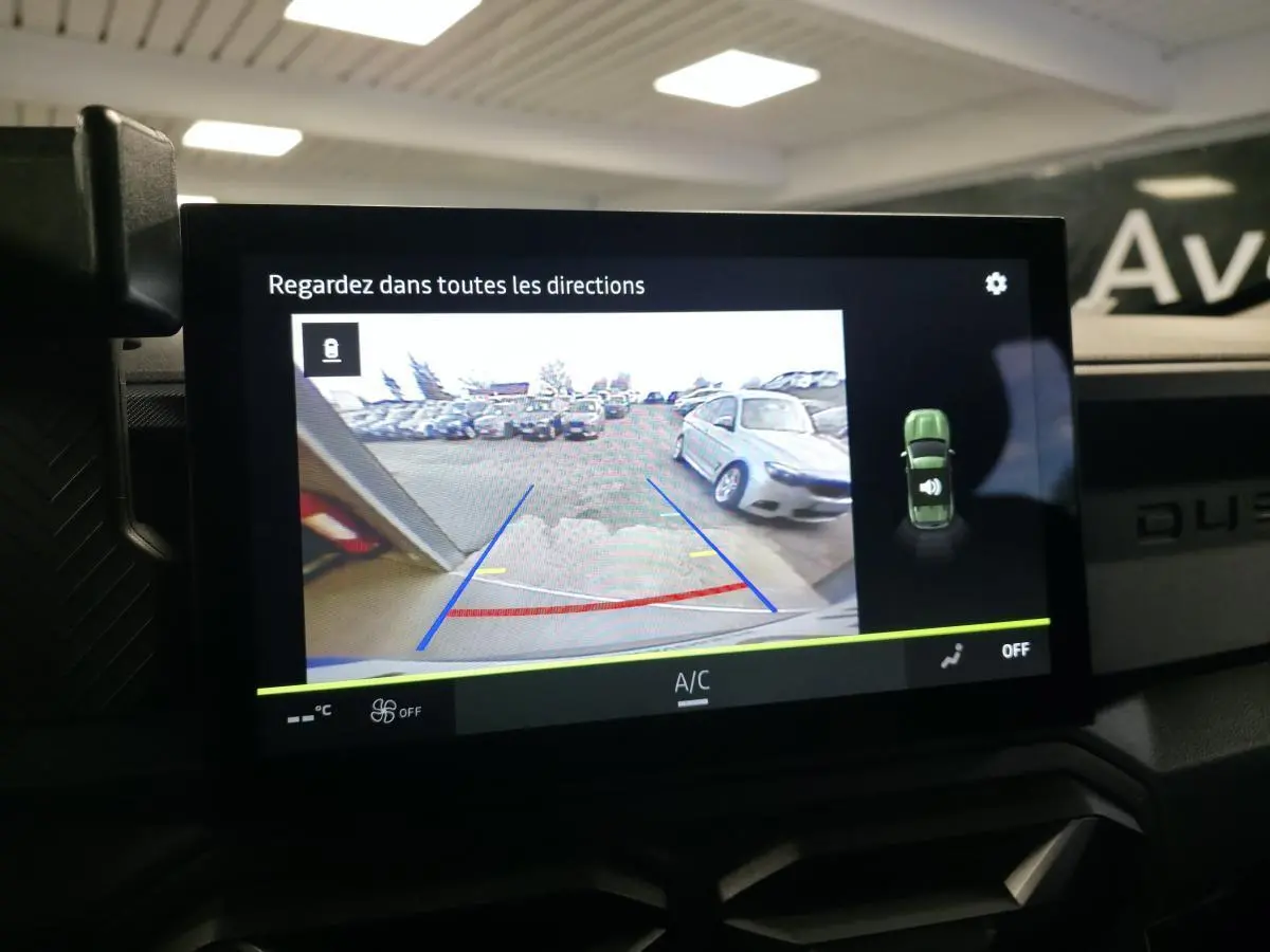 Écran central tactile montrant la caméra de recul du Dacia Duster noir, vue intérieure frontale.