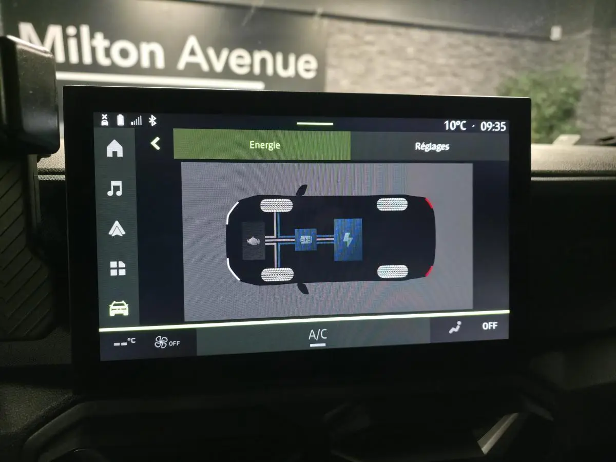 Écran tactile intérieur du Dacia Duster 2025 affichant le schéma énergétique du véhicule hybride noir.