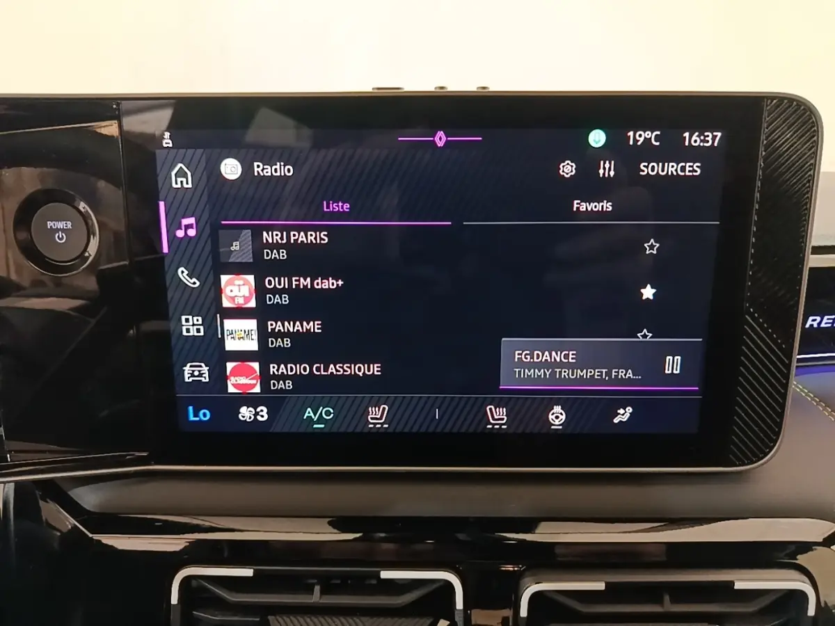 Écran tactile central affichant les radios DAB dans l'habitacle noir du Renault R5 Iconic Cinq 2024.