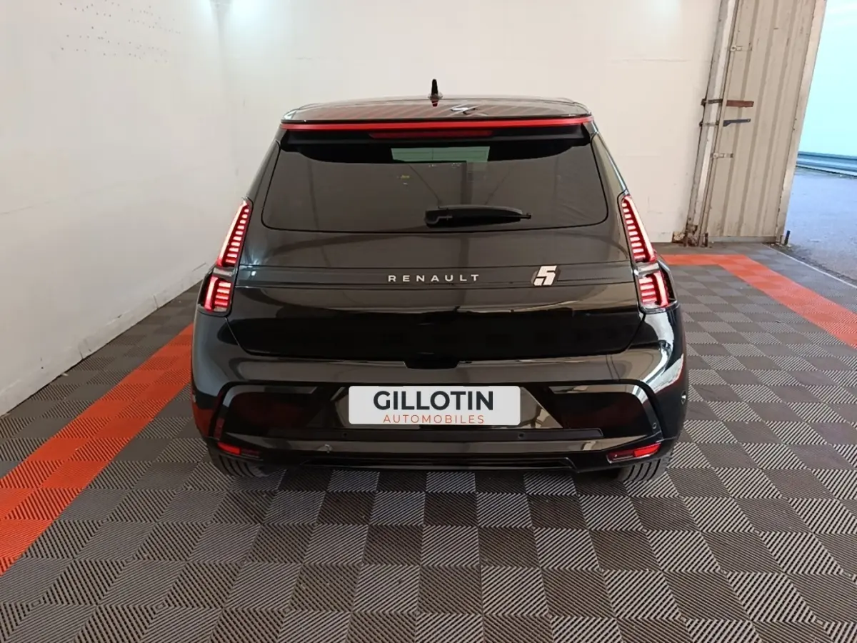 Vue arrière d'une Renault R5 Iconic 2024 noire avec feux LED verticaux et logo "5" distinctif sur hayon.