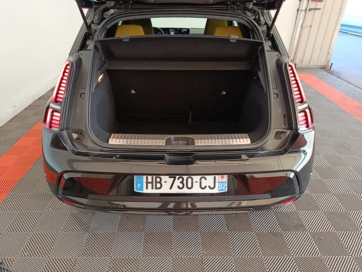 Vue arrière de la Renault R5 électrique 2024 noire avec coffre ouvert et feux arrière LED allumés.