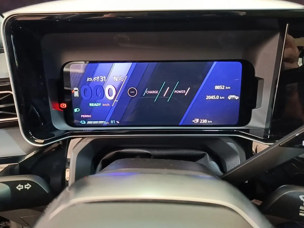 Vue rapprochée du combiné d'instruments numérique de la Renault R5 électrique 2024 avec affichage multifonctions coloré.