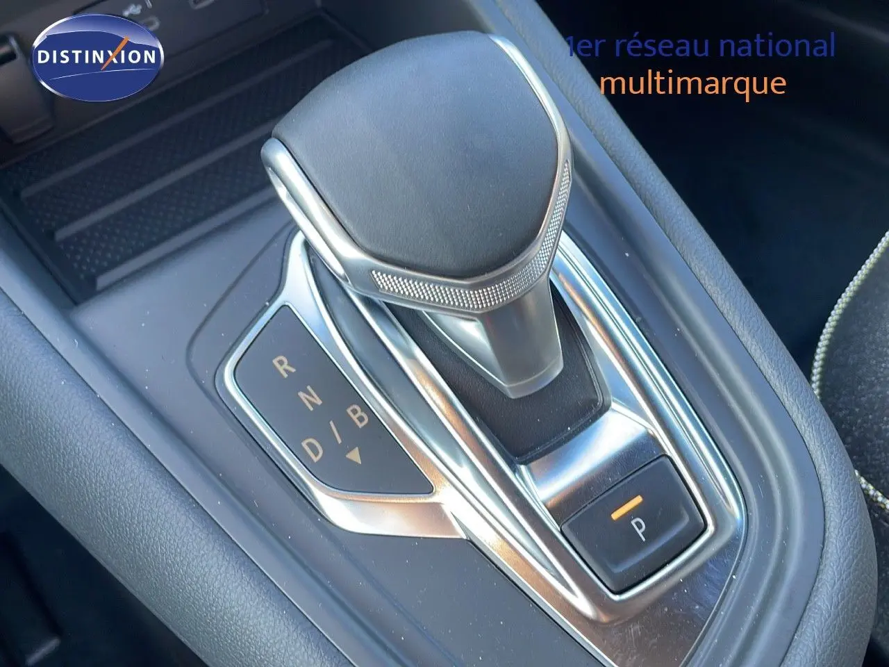 Le levier de vitesses automatique du Renault Captur E-Tech hybride, avec marquages R, N, D, B visibles en gros plan.