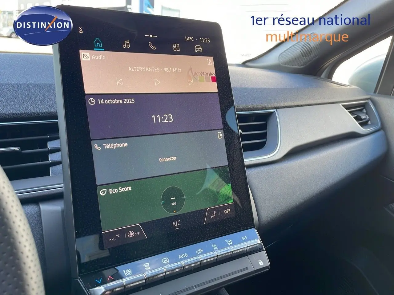 Intérieur du Renault Captur E-Tech 2025 montrant l'écran tactile central et la planche de bord côté passager.