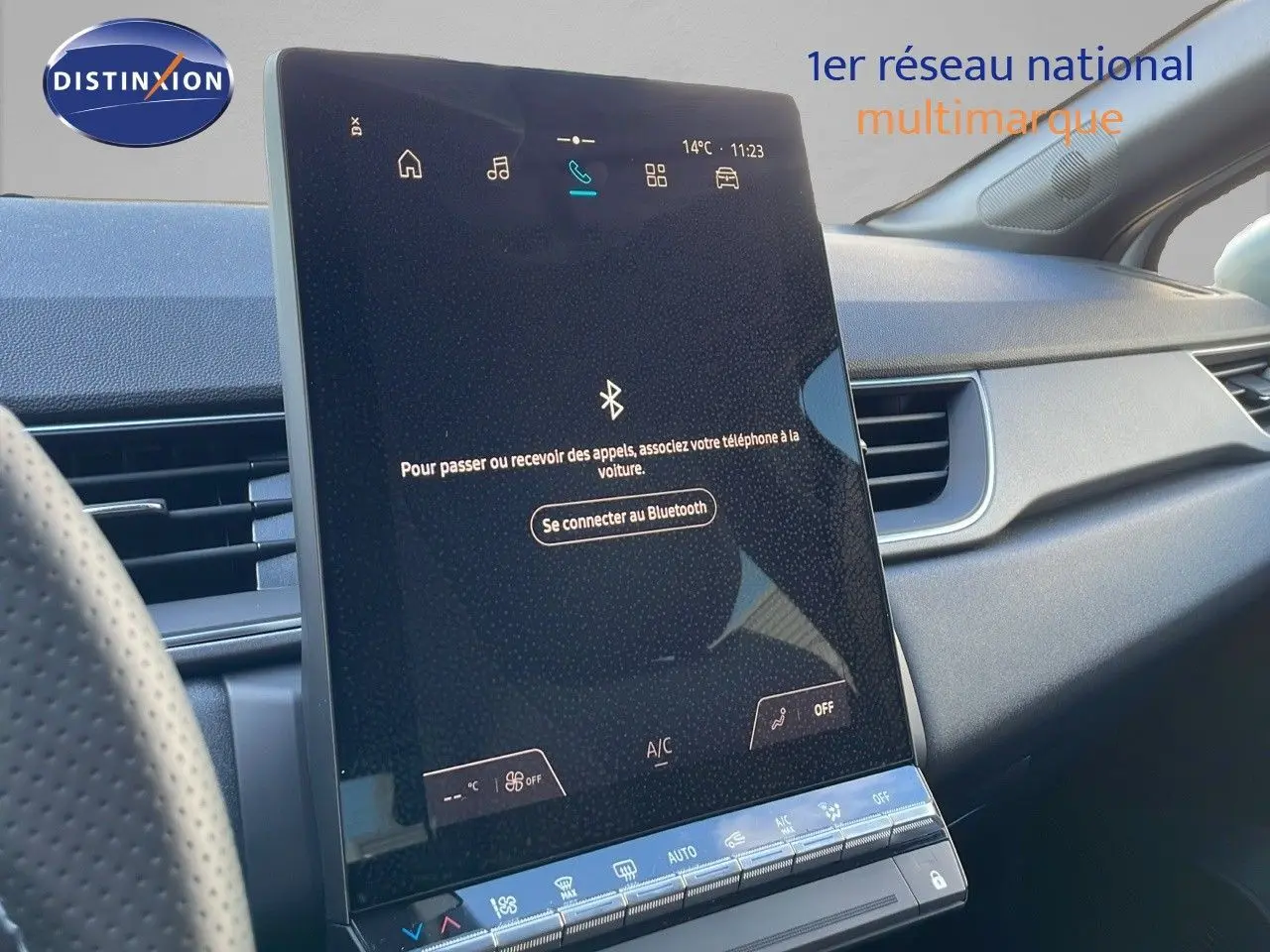 Écran tactile central en vue rapprochée dans l’habitacle du Renault Captur blanc nacré toit gris 2025.