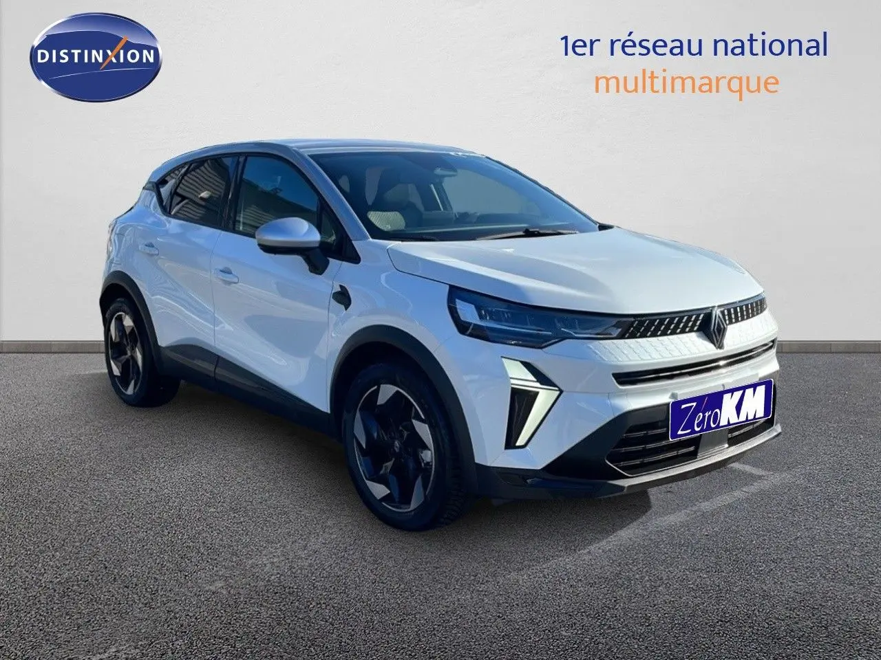 Renault Captur E-Tech hybride blanc nacré toit gris en 3/4 avant droit avec phares LED et jantes noires.