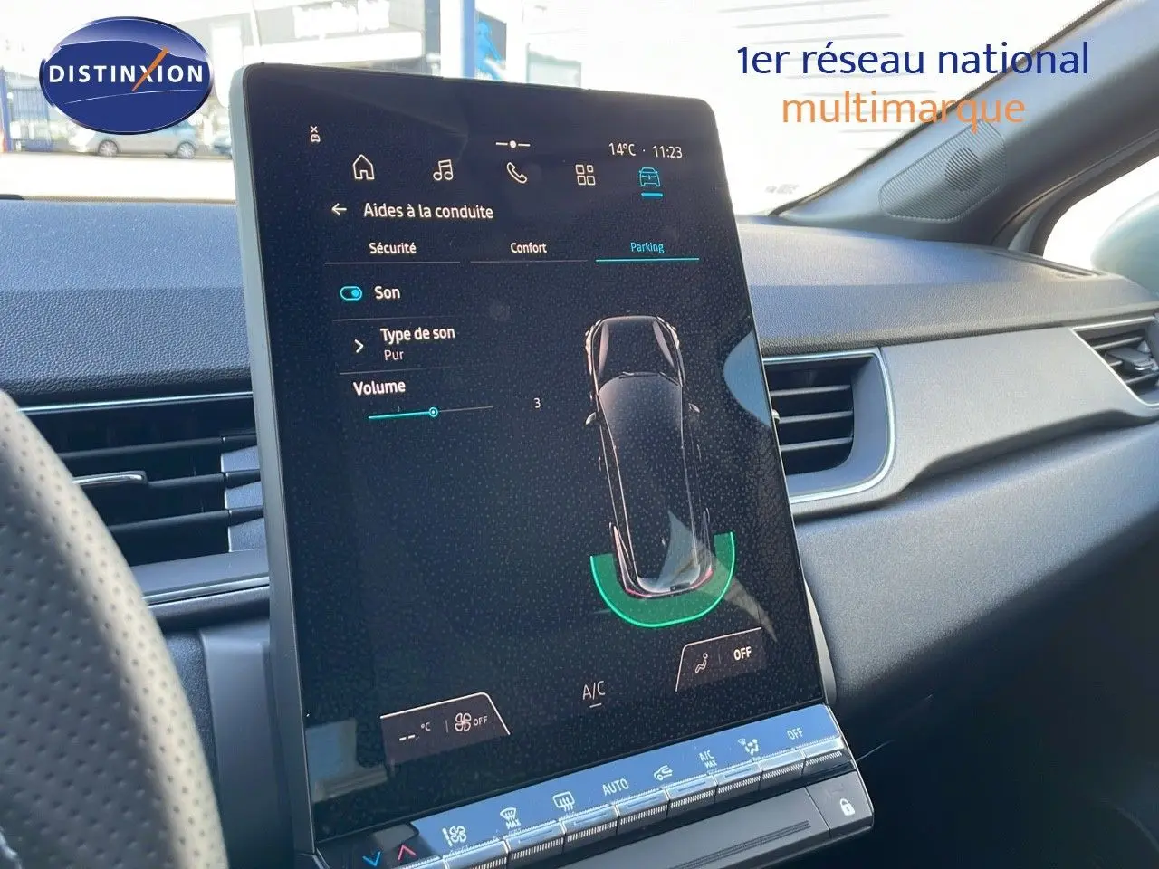 Intérieur du Renault Captur E-Tech 2025 montrant l'écran tactile central avec aides à la conduite, tableau de bord gris.
