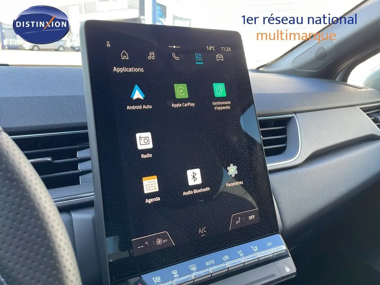Vue intérieure du tableau de bord du Renault Captur blanc nacré, écran tactile central affichant les applications connectées.