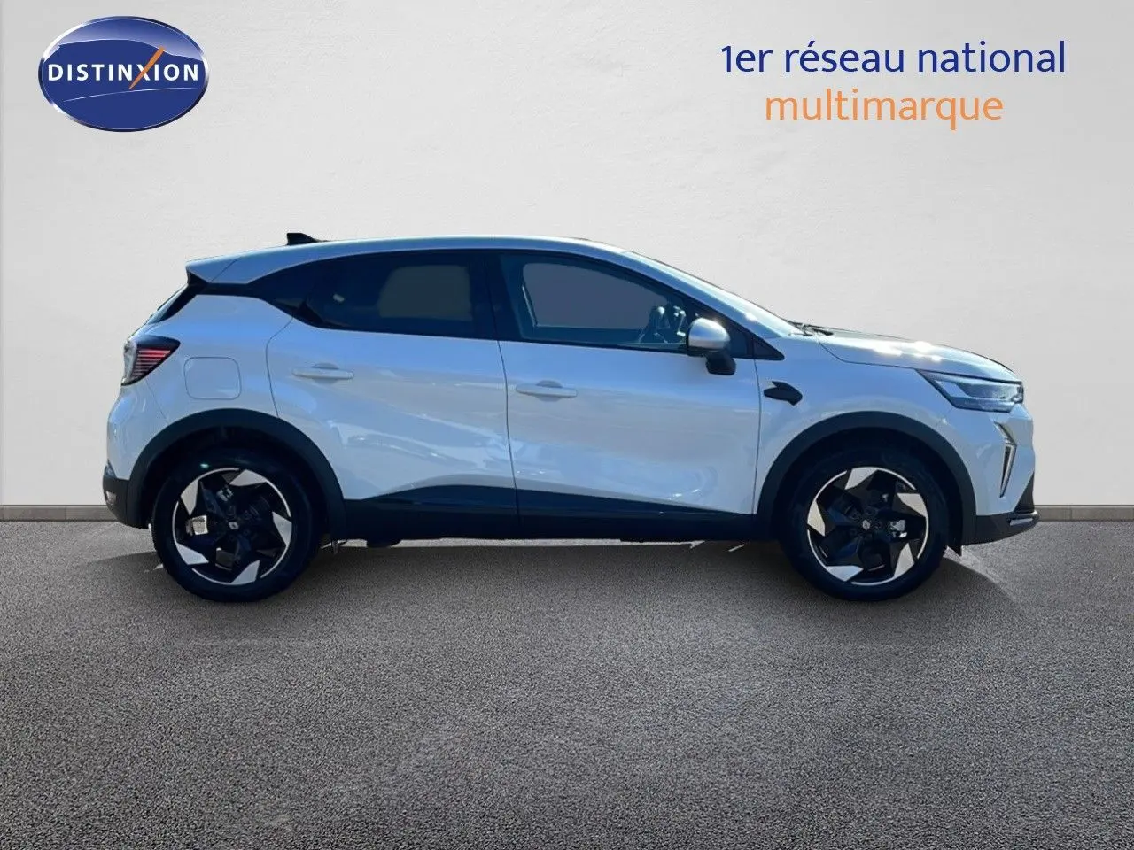 Profil droit du Renault Captur E-Tech hybride blanc nacré avec toit gris et jantes noires distinctives.