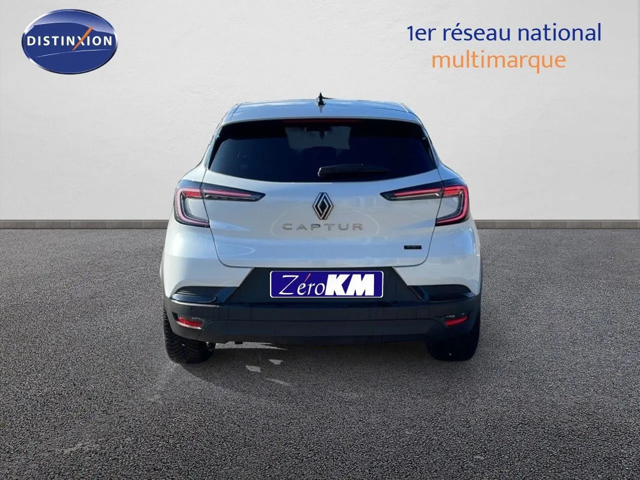 Vue arrière d'un Renault Captur blanc nacré avec toit gris, mettant en valeur ses feux arrière LED distinctifs.