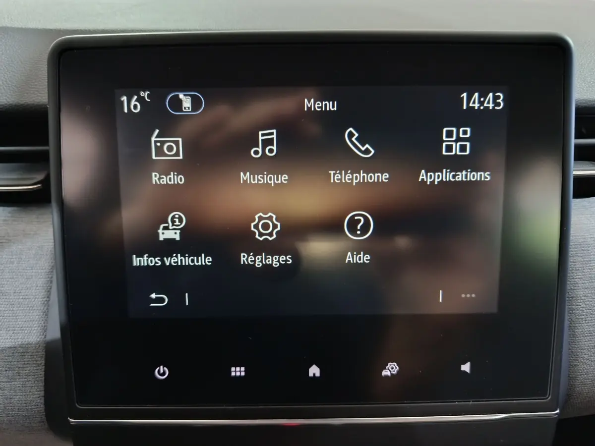 Écran tactile central de la Renault Clio gris clair 2025 affichant le menu principal avec options multimédia et réglages.