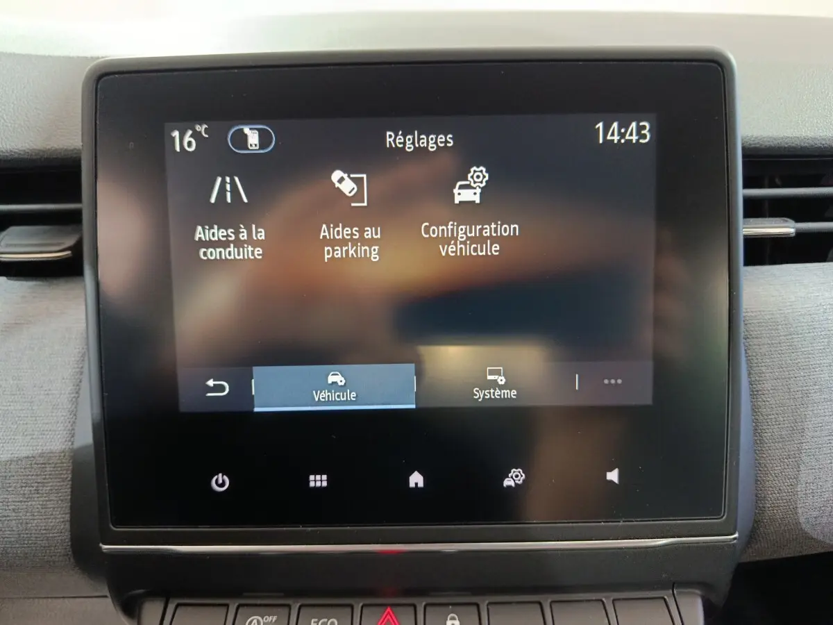 Écran tactile central affichant les réglages d’aide à la conduite et au parking dans une Renault Clio gris clair, vue intérieure.