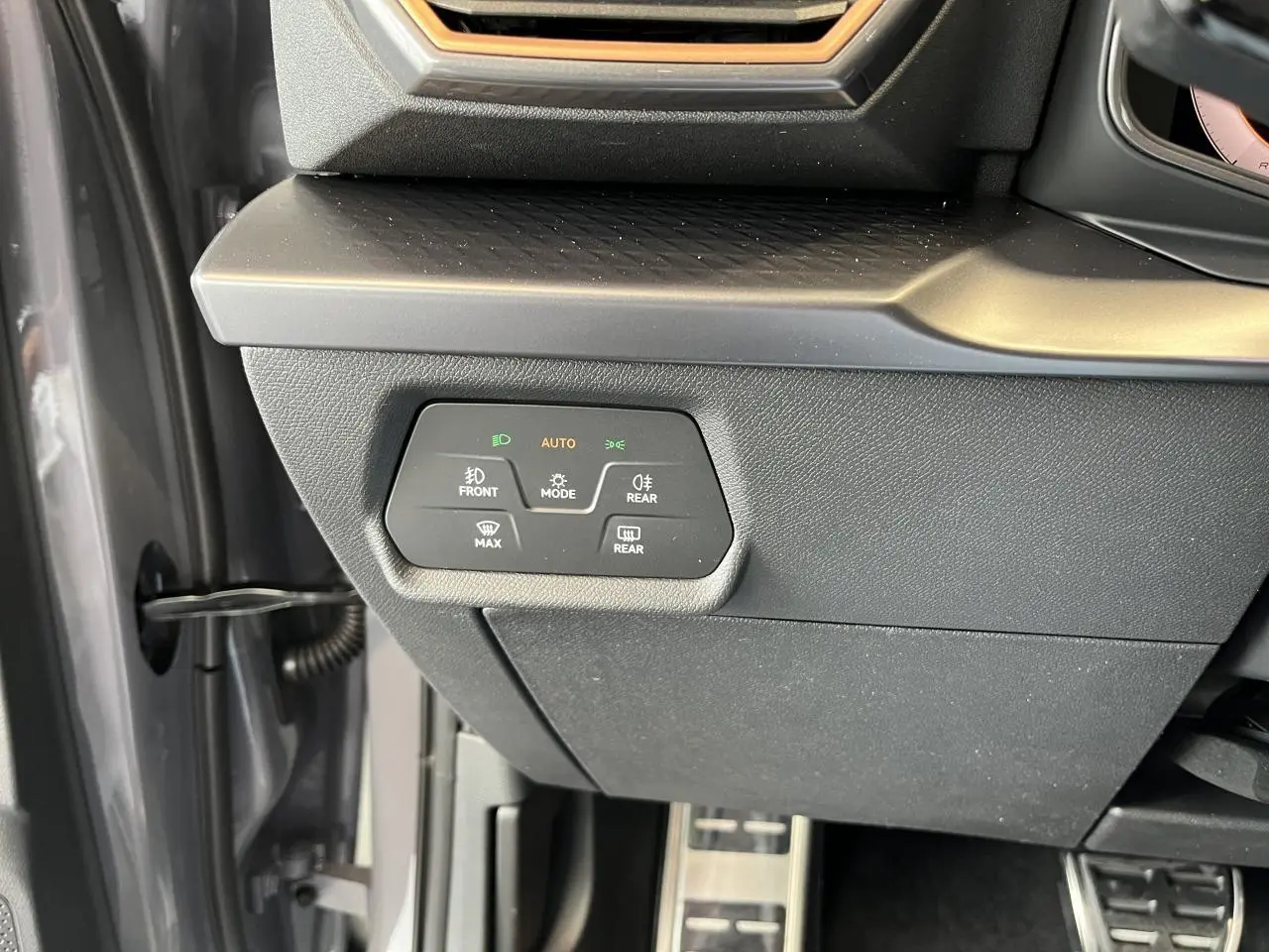 Gros plan sur les commandes d’éclairage du tableau de bord du CUPRA Formentor gris clair, côté conducteur.