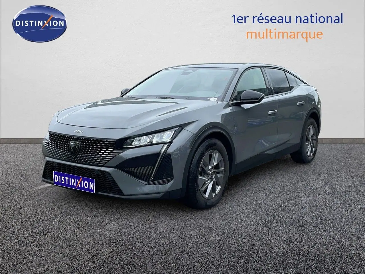 Peugeot 408 gris selenium métal vue 3/4 avant droit, avec calandre noire et phares LED distinctifs.