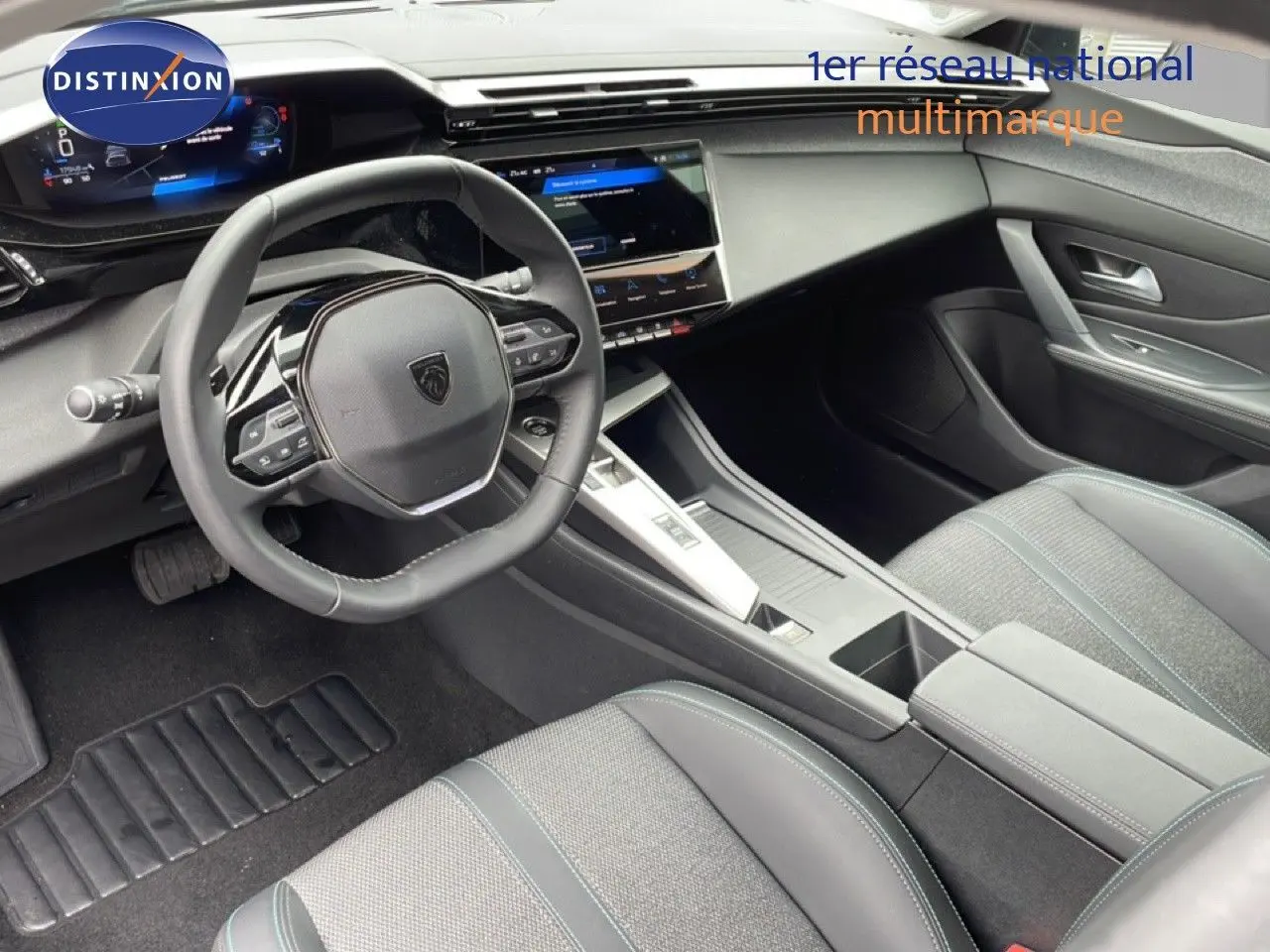 Vue intérieure côté conducteur du Peugeot 408 1.2 Hybrid 145ch Allure, avec volant multifonction et sellerie gris noir.