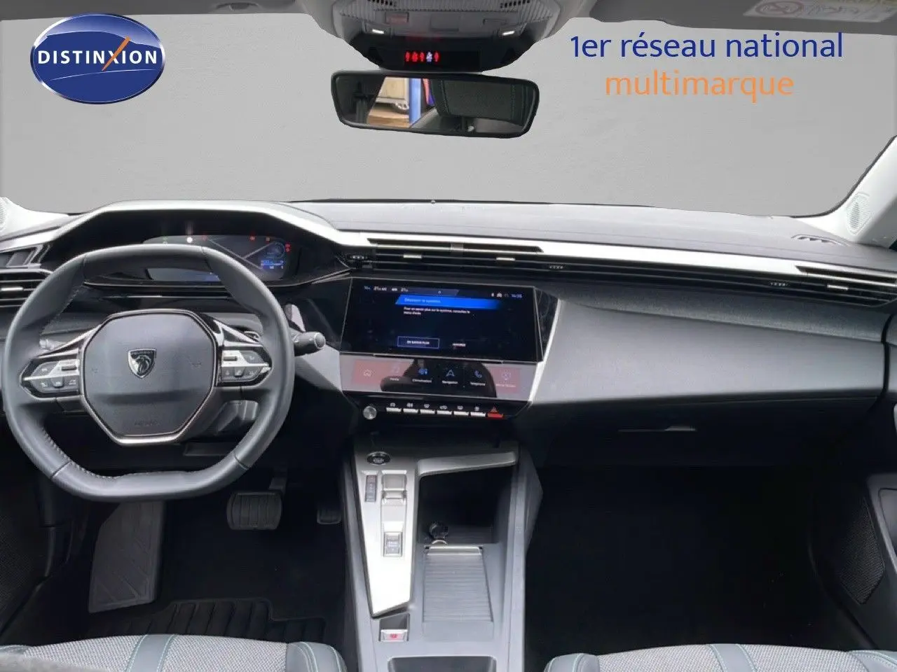 Vue intérieure avant du tableau de bord et volant de la Peugeot 408 gris selenium metal avec écran tactile central et console moderne.