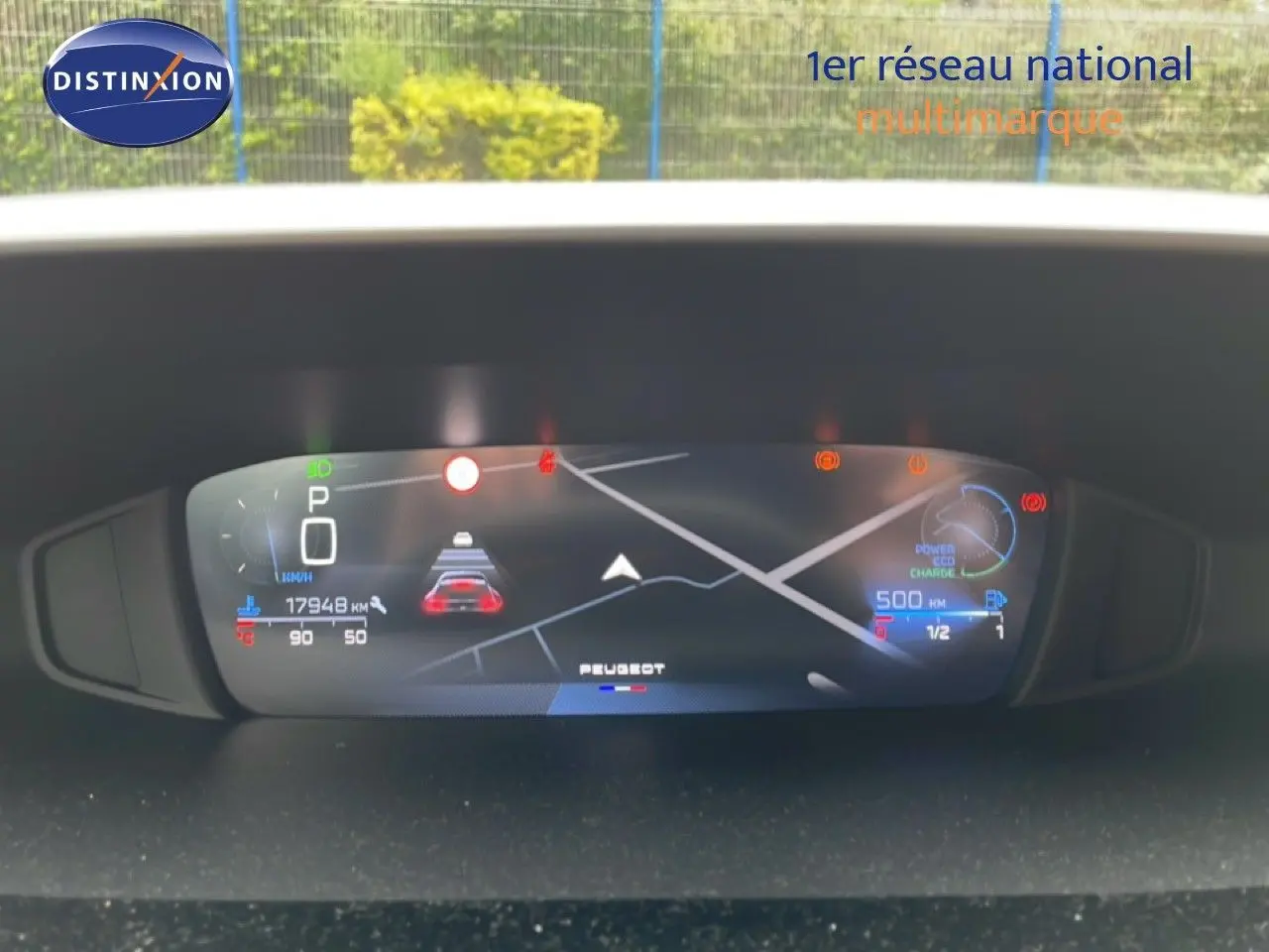 Affichage numérique du tableau de bord de la Peugeot 408 gris selenium, montrant la vitesse, la navigation et les alertes.