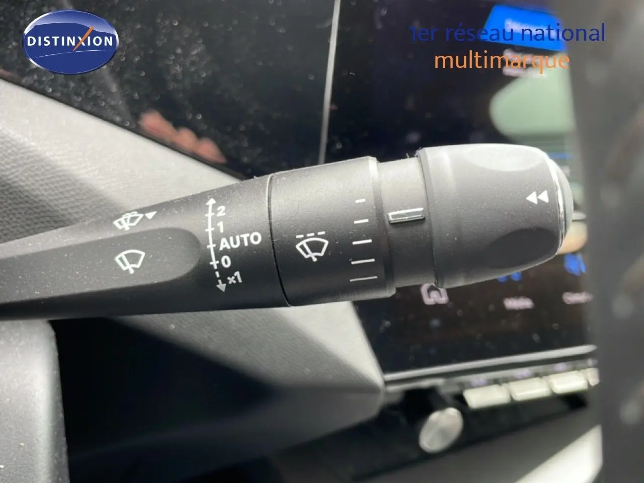 Gros plan sur la commande d’essuie-glace côté droit dans l’habitacle gris noir du Peugeot 408 gris selenium 2025.