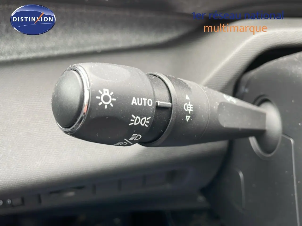 Gros plan sur la commande des phares et feux antibrouillard dans l’habitacle d’une Peugeot 408 gris selenium 2025.
