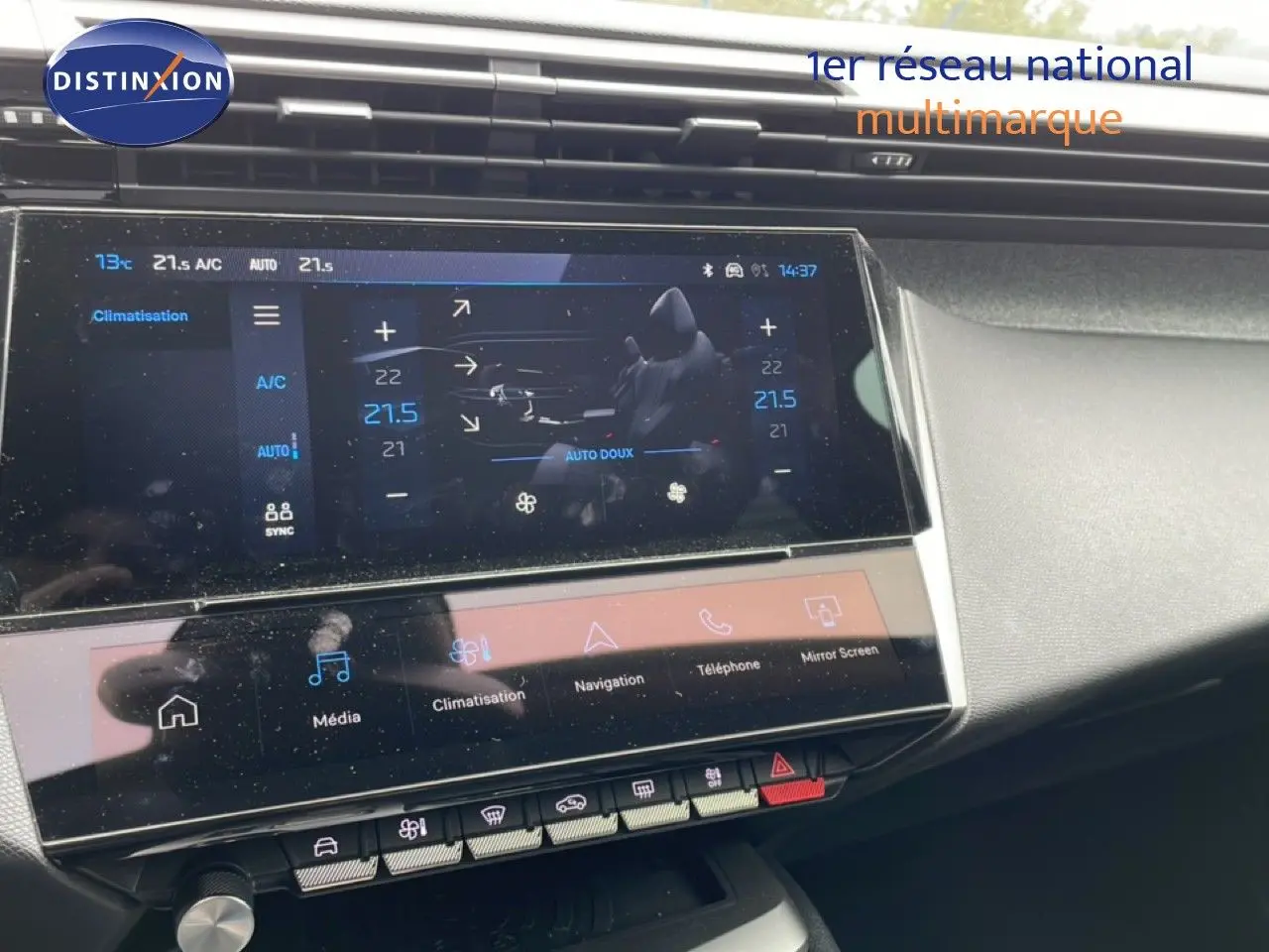 Vue rapprochée de l'écran tactile central de la Peugeot 408 gris selenium, affichant les réglages de climatisation et multimédia.