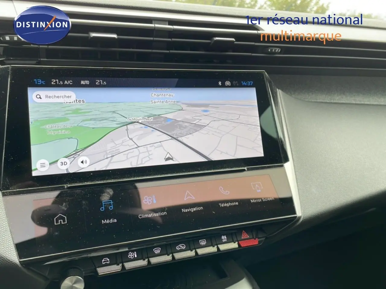 Vue rapprochée de l’écran tactile central du tableau de bord du Peugeot 408 gris sélénium, affichant la navigation.