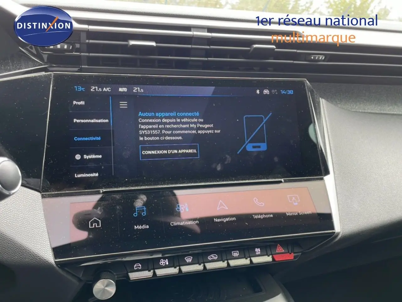 Vue rapprochée de l’écran tactile central du tableau de bord de la Peugeot 408 gris selenium, affichant les options connectivité et climatisation.