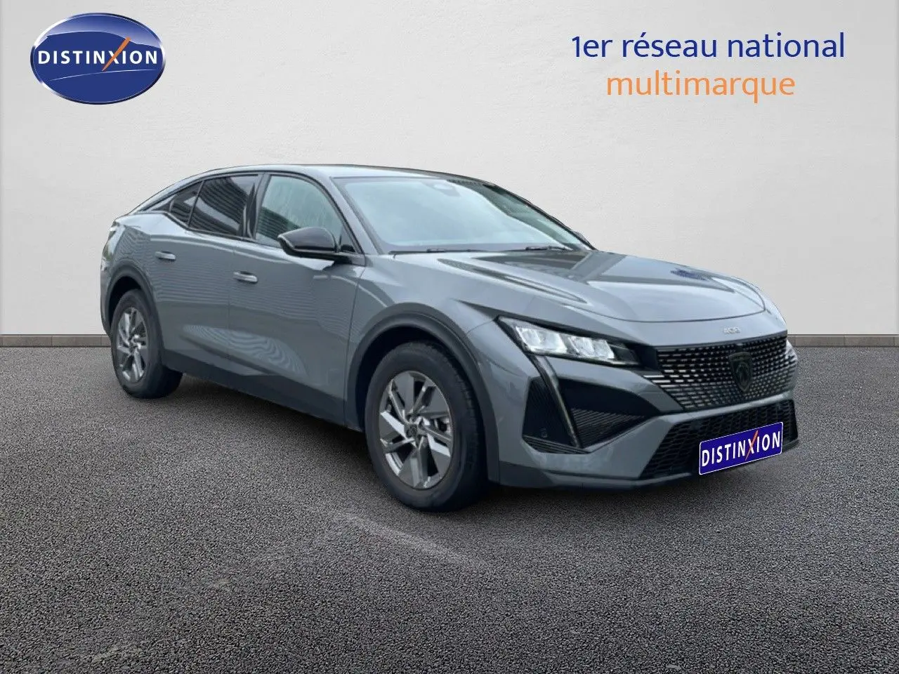 PEUGEOT 408 gris selenium métal en 3/4 avant droit, avec calandre noire et jantes alliage visibles.