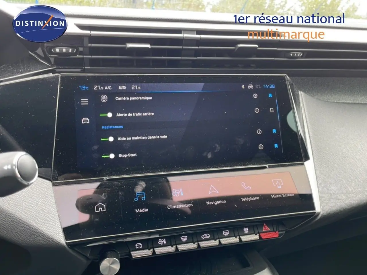 Vue rapprochée de l’écran tactile central du Peugeot 408 gris, affichant les options d’assistance à la conduite.