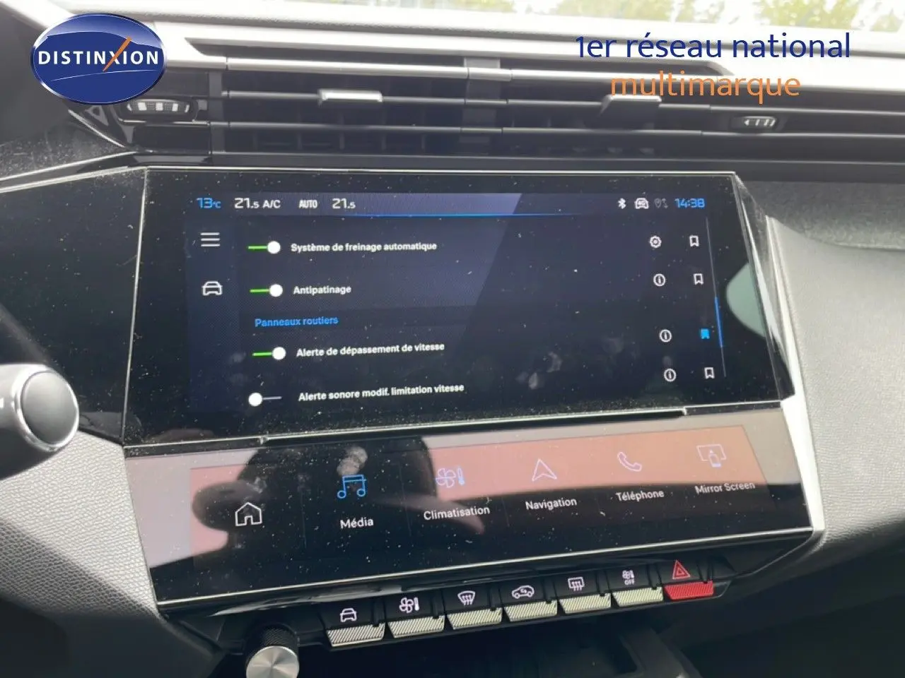 Écran tactile central de la Peugeot 408 1.2 Hybrid 145ch Allure, affichant les réglages d’aide à la conduite.
